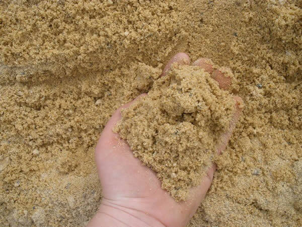 Cát bê tông có kích cỡ hạt lớn, được áp dụng phổ biến trong sản xuất bê tông xây dựng