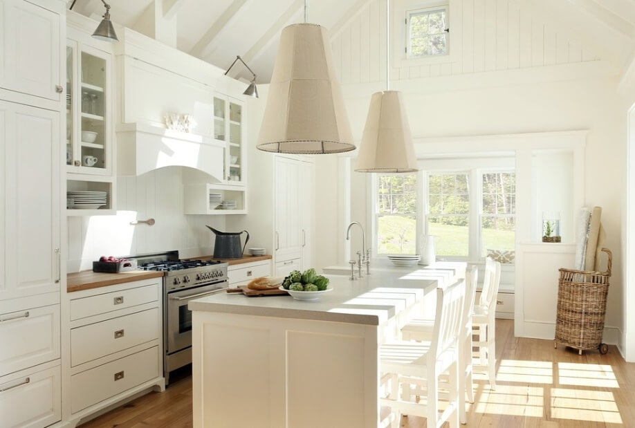 Một số nội thất nhà bếp như tủ bếp hay bàn bếp cần sáng bóng và tránh một số thiết kế dư thừa, rườm rà để dễ dàng vệ sinh.