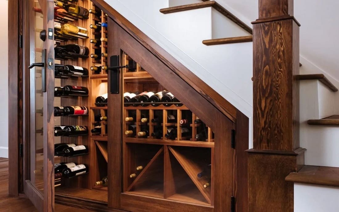 tủ gỗ rượu dưới gầm cầu thang phòng khách