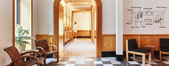 gach op chan tuong phong khach