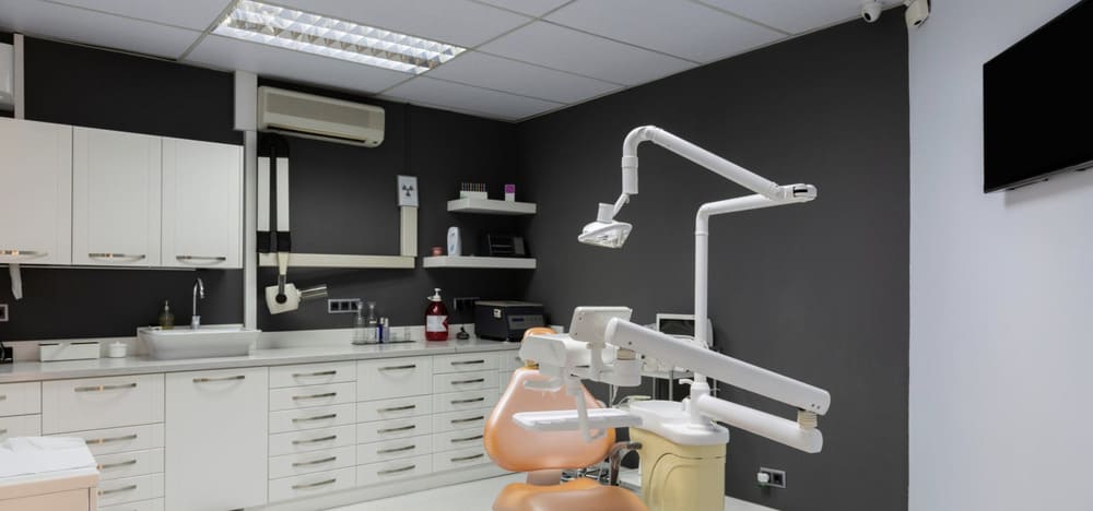 Sử dụng tông màu trắng đen giúp phòng khám nha khoa trở nên tinh tế và hiện đại hơn.