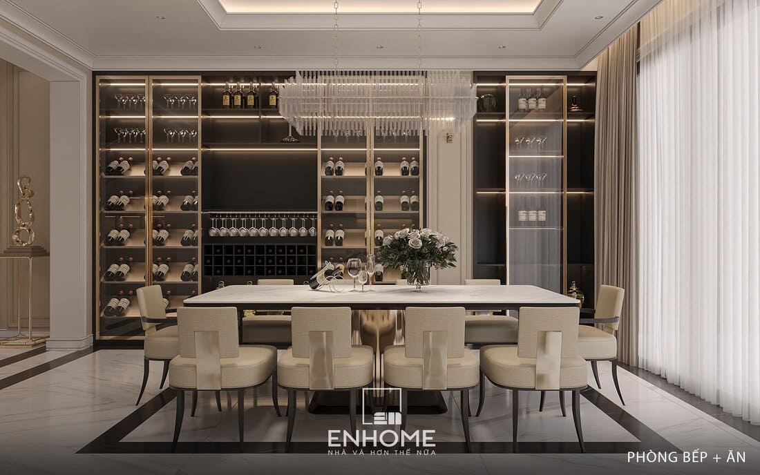 Tủ đựng rượu lớn, đèn chùm và bàn ăn sang trọng tạo nên một không gian phòng ăn đẳng cấp